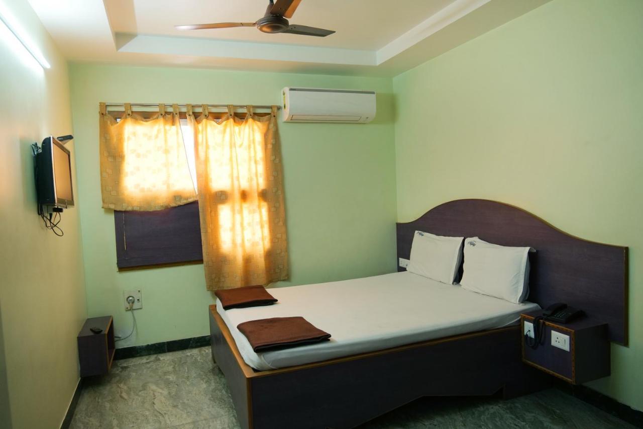 Hotel Vijay Pollāchi 외부 사진