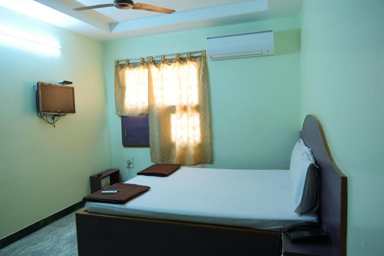 Hotel Vijay Pollāchi 외부 사진