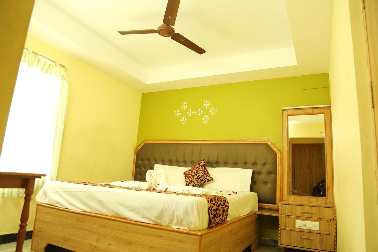 Hotel Vijay Pollāchi 외부 사진