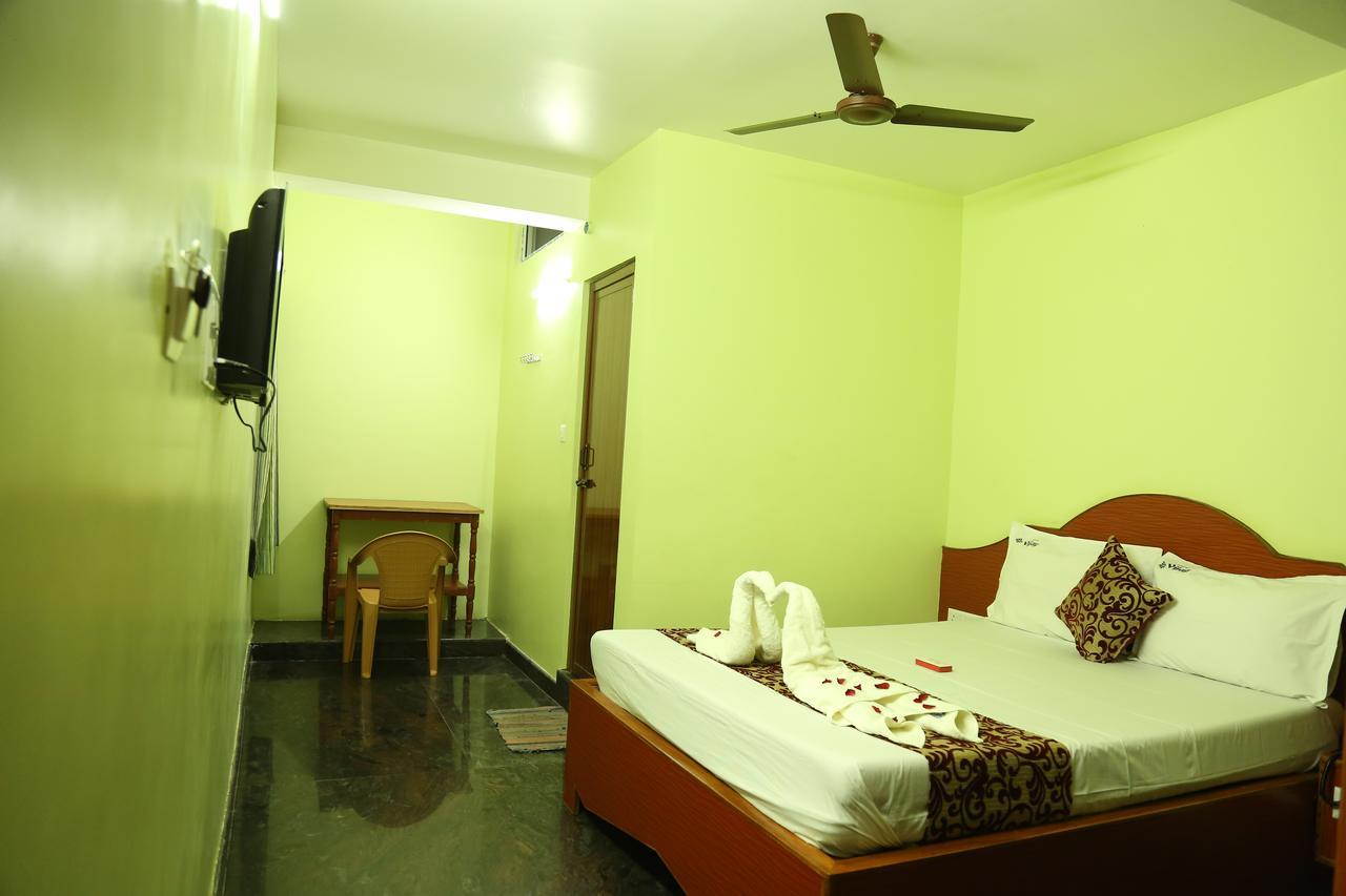Hotel Vijay Pollāchi 외부 사진