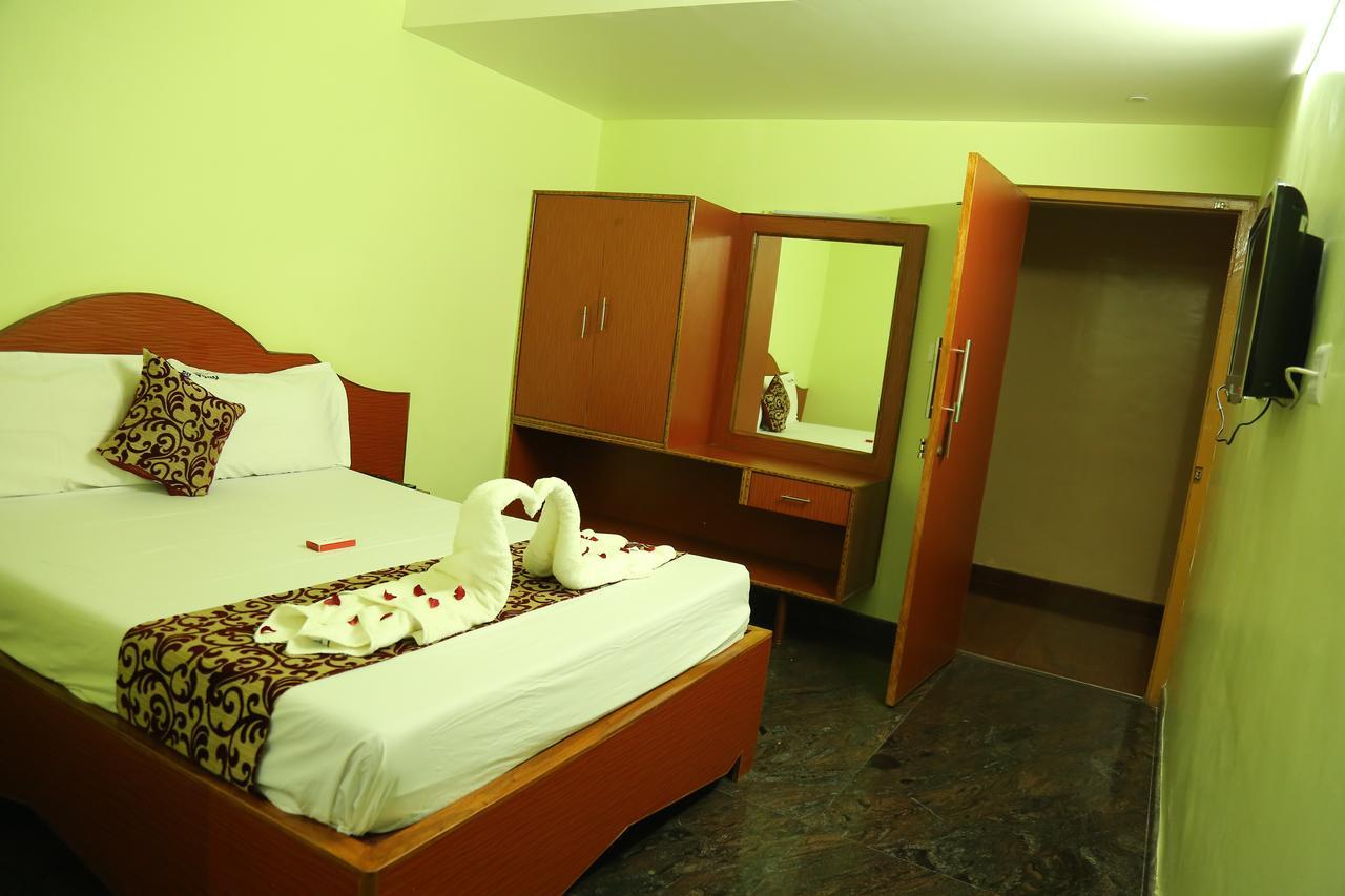 Hotel Vijay Pollāchi 외부 사진