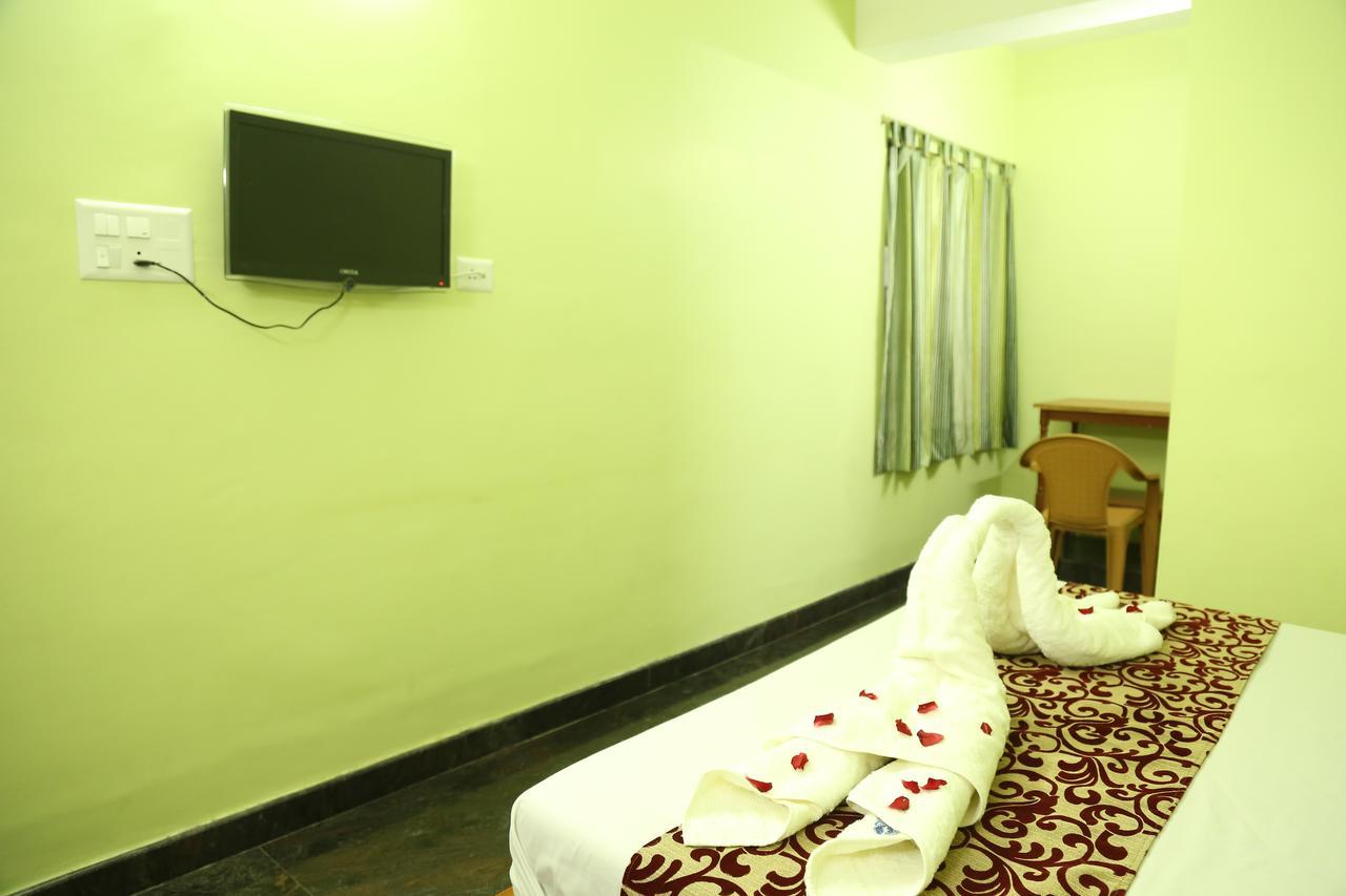 Hotel Vijay Pollāchi 외부 사진